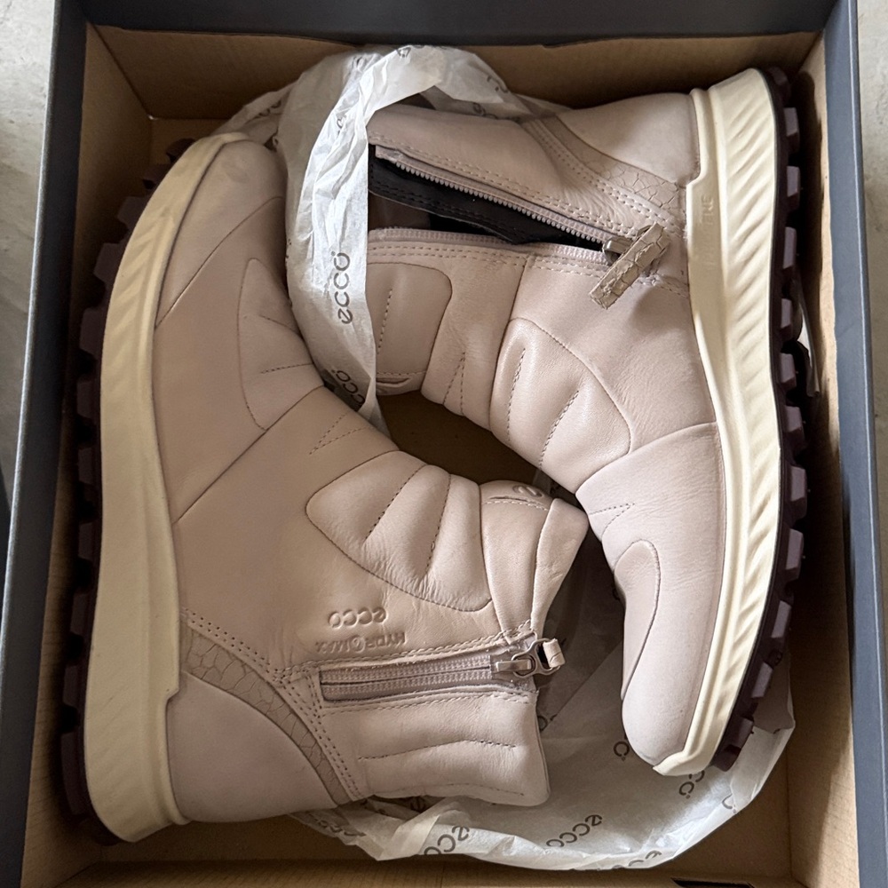 Ecco Light Beige Quilted Boots